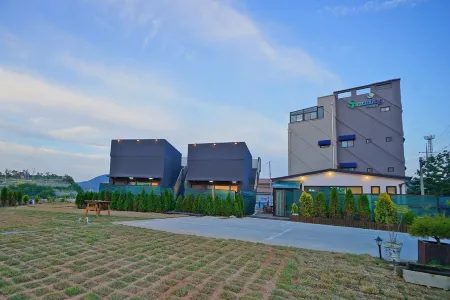 Byeonsanbando the Forest Pension Отели рядом с достопримечательностью «Byeonsan Beach»