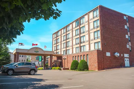 Quality Inn & Suites Downtown Отели рядом с достопримечательностью «Confederation Centre of the Arts»