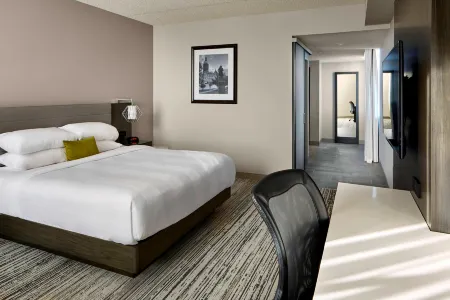 Marriott Hartford/Windsor Airport Отели рядом с достопримечательностью «Школа Лумиса Чаффи»