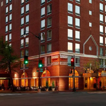 Fairfield Inn & Suites Washington, DC/Downtown Отели рядом с достопримечательностью «Спортивный комплекс «Кэпитал Уан Арена»»