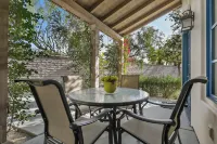 Single story Luxurious 1 BR 1 BA Kitchen Living Resort Pools Gym