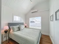 Zen! Refreshing! Spotless! Relaxing! Welcoming! Well-appointed! Dock your boat!