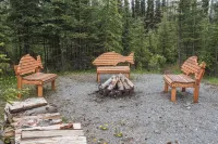 2 bedroom, 1 bath, quiet lodge close to town with forest views!