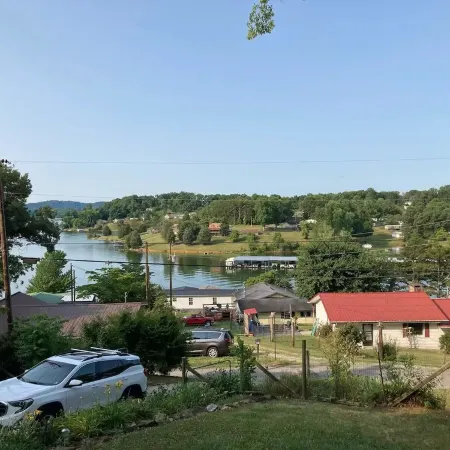 Charming house on deep water cove and amazing views Отели в г. Грэйнджер