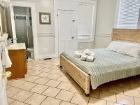 Charming Loverbirds Nest.  Steps from Sunkissesd Tybee Beach Pier and Pavilion