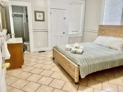 Charming Loverbirds Nest.  Steps from Sunkissesd Tybee Beach Pier and Pavilion