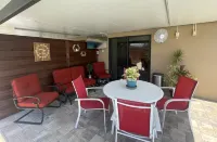 Cozy pool house. Small families are welcome, near from all local attractions.