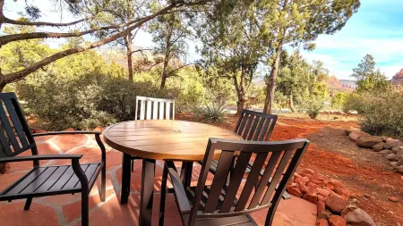 Cottage near Uptown Short Walk to Tlaquepaque Arts and Crafts Village and trails Отели рядом с достопримечательностью «Часовня святого Креста»