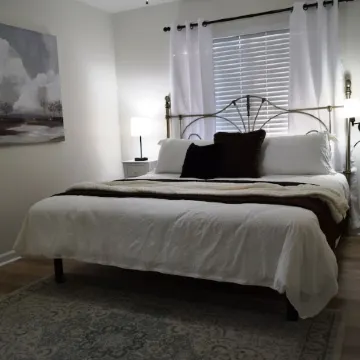 High Cotton! Completelyrenovated 3BR, 2.5BA home! 1.5 mi to the Village!