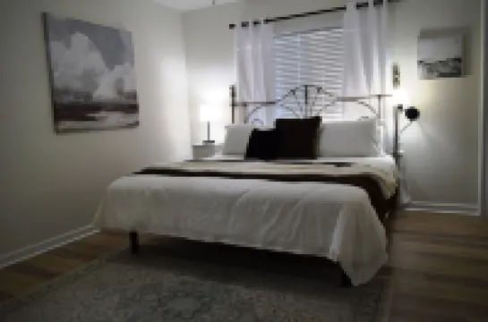 High Cotton! Completelyrenovated 3BR, 2.5BA home! 1.5 mi to the Village!