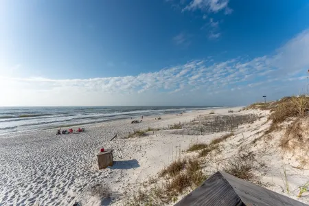 Seacliffs Gulf Views 3/3.5 Dog Friendly/Steps to beach/ Elevator - SPECIALS!