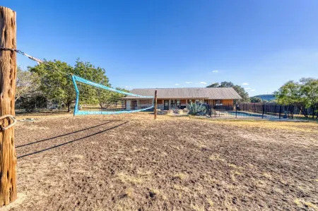 Moon River/Fenced Pool, Close to Golf and Frio, Volleyball, No Bunks, FREE FRIO Отели в г. Конкан