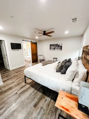 Little Bear Cottage Private,Luxury Getaway!SPA! FIRE PIT! 3 MLS FROM SNP