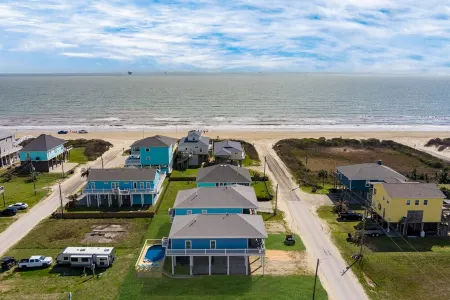 Steps from Beach, Private Pool, Tiki Bar, Pet-Friendly!