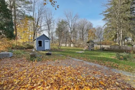 4BR Home w/ Yard & BBQ, 5 min walk to downtown Lee Отели рядом с достопримечательностью «Государственный заповедник Октобер Маунтин»