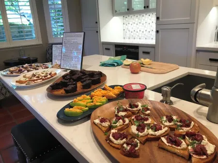 Crescent House - Tranquil Downtown Home