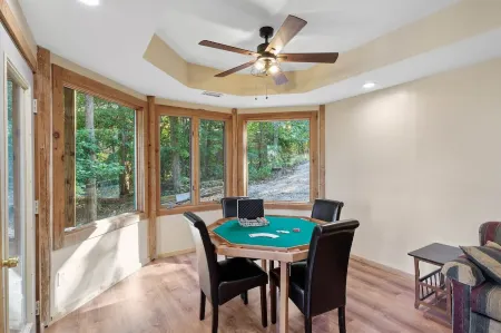 Spacious Log Cabin with Amazing Lake Views! Only Minutes from Loz Attractions.