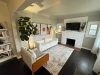 Cozy Home in College Cultural Hotels in Flint