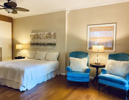 Lakehouse with 3 Decks, 2 Covered Boat Slips & Swim Dock!! Отели в г. Пайни