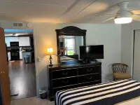 Pool, Privacy & Family Fun! Mom's Manatee House.
