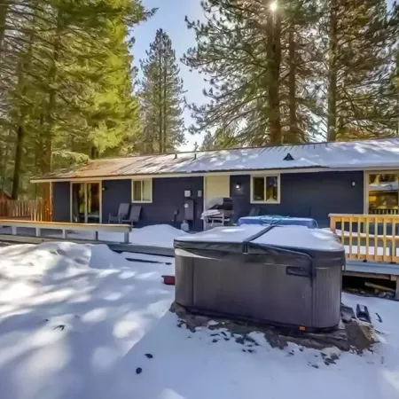 Tucked away mountain retreat w/Game Room & Hot Tub