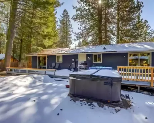 Tucked away mountain retreat w/Game Room & Hot Tub โรงแรมในแมคคอล