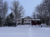Lakefront Living. Kayak while bald eagles soar above and loons call out. Các khách sạn ở Raymond
