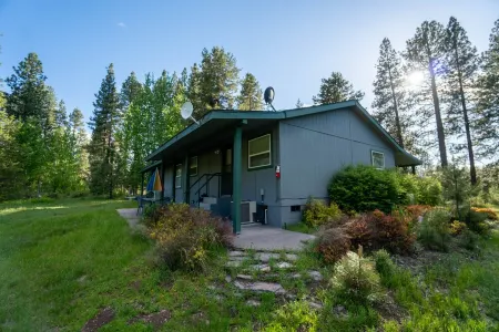 Running Bear · Running Bear on Fort Creek-CraterLake Bungalows Отели рядом с достопримечательностью «Train Mountain Railroad Museum»