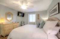 Fall Deals! Ground Floor-Close to Beach Village Pier Restaurants. Dog Friendly!