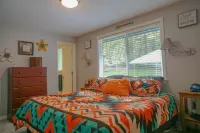 Pet friendly w/dog run, country living & mountain views close to town with wifi