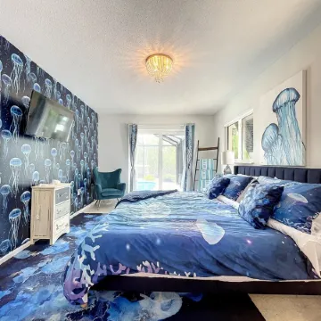 Cute canal front Cottage with dock & boat lift and pool ,short walk to the beach
