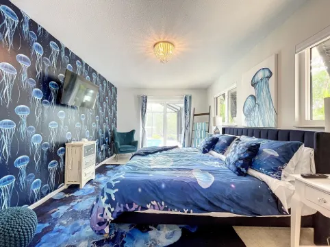 Cute canal front Cottage with dock & boat lift and pool ,short walk to the beach