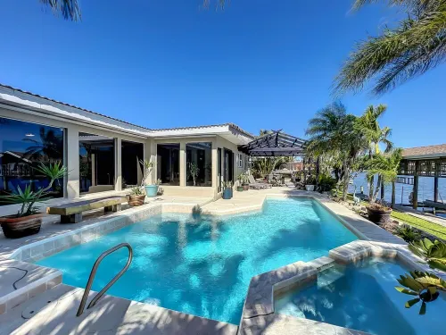 Waterfront Oasis - King Beds • 10min Walk to Beach - Jacuzzi