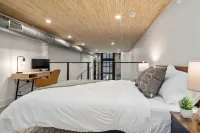 Urban Oasis DT Apartment Loft l Gym+Rooftop+Parking! Sleeps 4