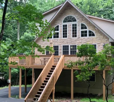 5bed 3bath Chalet w/ hot tub,pool table,ping pong table,fire pit,pet friendly