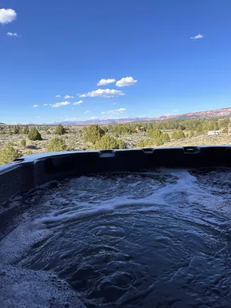 The Meadow - Scenic US-89, Zion & Bryce Canyon, Hot Tub, Starry Nights, Views