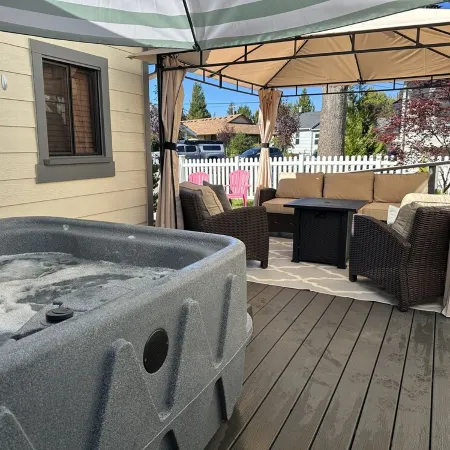 Downtown Snoqualmie Home - Hot Tub, Fully Fenced Yard - Pet Friendly!