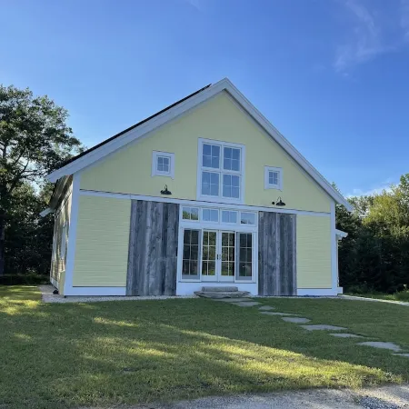 Beautiful farmhouse with hiking trails/kayaking. 5 minutes to town or ocean!
