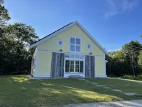 Beautiful farmhouse with hiking trails/kayaking. 5 minutes to town or ocean!