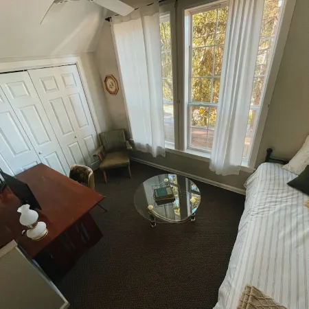 Quiet renovated cottage by Seabreeze