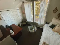 Quiet renovated cottage by Seabreeze