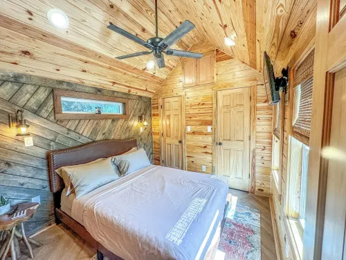 Apache Log Cabin - Walk to Lake, Pet Friendly
