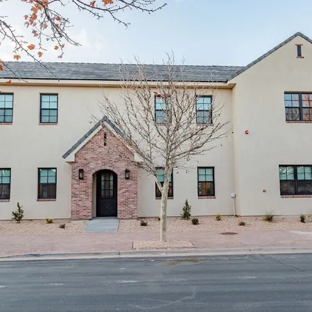 SUNSHINE VILLA..SLEEPS 30, 8 BR, 8 BA, NEW 2023. Pool/Spa, Super nice and Roomy.