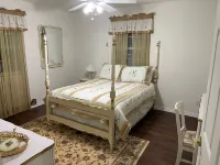 Country Charm! Billiards and Ping Pong Table & Sunroom, Spacious & Sleeps 14!