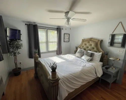 NEW: Spacious & Convenient Hideaway!Centrally located & 10 min from airport! فنادق في وندسور
