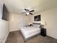 ⭐️Spacious 3-BR Retreat with Sunroom, Yard, BBQ - ❤️Your City Escape Awaits! My Eyelab附近的飯店
