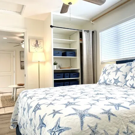 2-blocks to beach, Private Rooftop Deck!