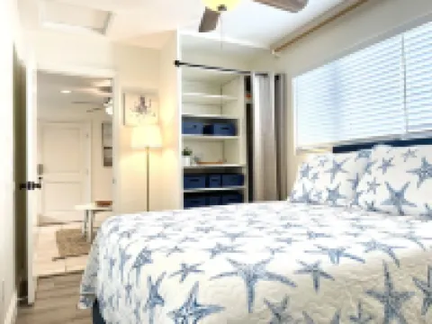 2-blocks to beach, Private Rooftop Deck!