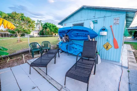 Relaxing Apollo Waterfront Retreat I Pool l Spa l Dock I Firepit Отели в г. Apollo Beach