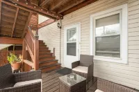 Cozy 2- bedroom w/ patio mins from Midway Airport